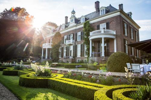 a large house with a garden in front of it at Landgoed Rhederoord nabij Arnhem in De Steeg