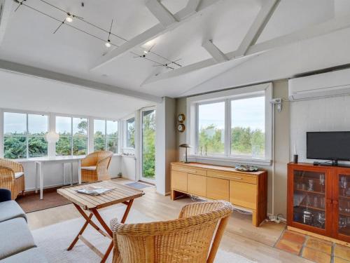 sala de estar con TV, mesa y sillas en Holiday Home Gren - 90m to the inlet in The Liim Fiord by Interhome, en Roslev