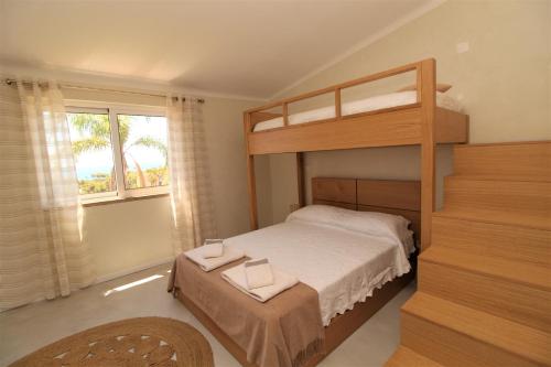 een slaapkamer met een stapelbed en een raam bij Ocean View Hydrangea - 2 Bedroom Apartment at São Rafael Beach, Albufeira in Albufeira