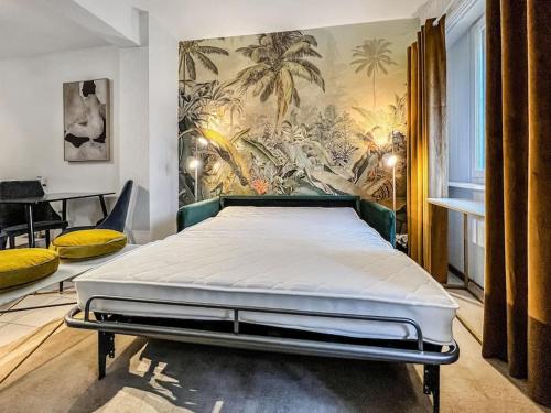 una camera da letto con un letto con un murale di Quiet & Comfy apartment on Av du Casino a Montreux