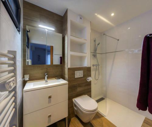 uma casa de banho com um WC, um lavatório e um chuveiro em Appartements Supérieurs em Saint-Aygulf