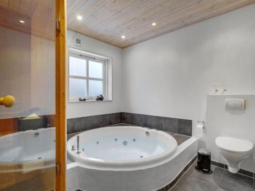 uma casa de banho com uma banheira grande e um WC. em Holiday Home Seija - 50m to the inlet in The Liim Fiord by Interhome em Fur