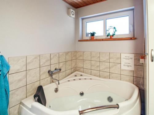 Koupelna v ubytování Holiday Home Rothmar - 6km from the sea in Djursland and Mols by Interhome