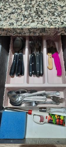 un cajón lleno de utensilios debajo de un mostrador en appartement à louer saidia, en Saidia 