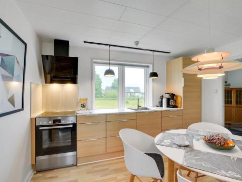 een keuken met een tafel en een eetkamer bij Holiday Home Thomsen - 200m to the inlet in The Liim Fiord by Interhome 