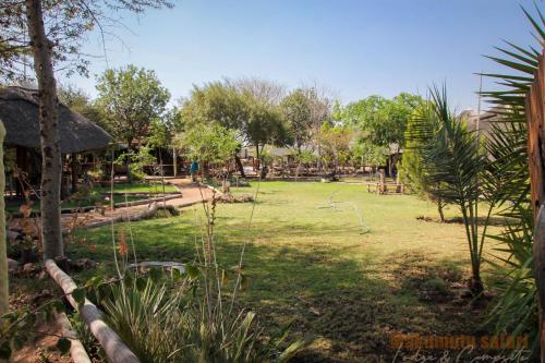 Ein Garten an der Unterkunft Makumutu Safari Lodge & Camp