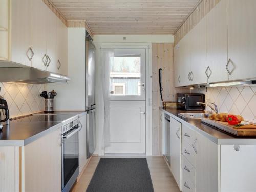 Kuchyň nebo kuchyňský kout v ubytování Holiday Home Gardis - 100m from the sea in Djursland and Mols by Interhome