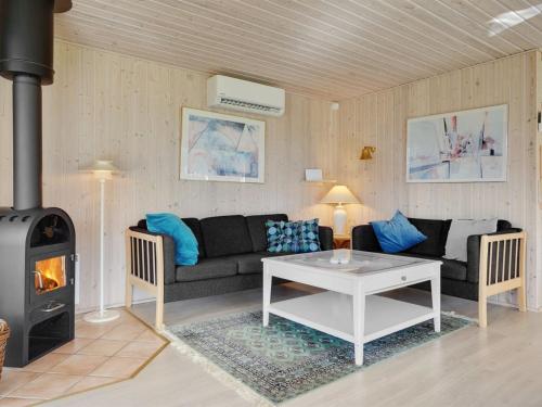 Posezení v ubytování Holiday Home Gardis - 100m from the sea in Djursland and Mols by Interhome
