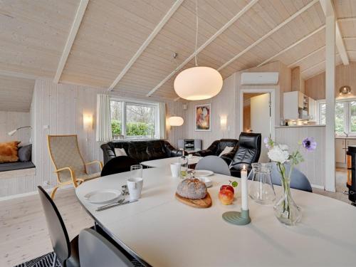 Restaurace v ubytování Holiday Home Sitka - 250m from the sea in Djursland and Mols by Interhome