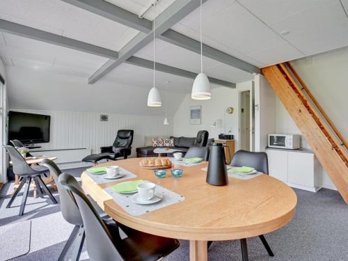 comedor y sala de estar con mesa y sillas en Holiday Home Femija - 500m to the inlet in The Liim Fiord by Interhome en Roslev
