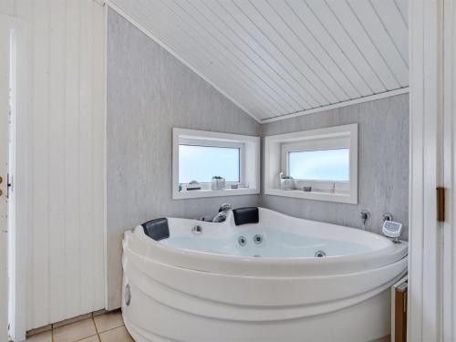 Koupelna v ubytování Holiday Home Ibbe - 800m from the sea in Djursland and Mols by Interhome