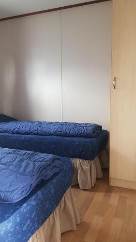 two beds in a room with blue sheets at Beach Resort Kamperland - 771 in Kamperland