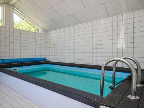 - une salle de bains avec piscine d'eau bleue dans l'établissement Holiday Home Etly - 600m to the inlet in The Liim Fiord by Interhome, à Roslev