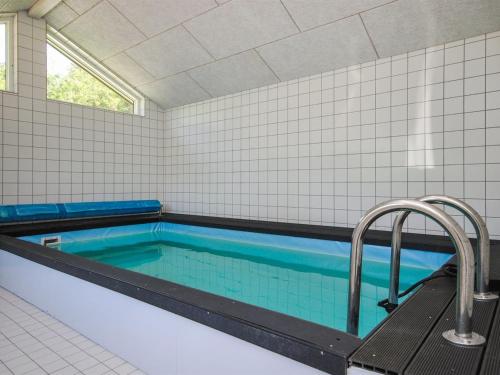 - Baño con piscina de agua azul en Holiday Home Etly - 600m to the inlet in The Liim Fiord by Interhome, en Roslev