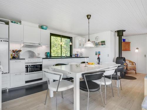 Kuchyň nebo kuchyňský kout v ubytování Holiday Home Tona - 300m from the sea in Djursland and Mols by Interhome