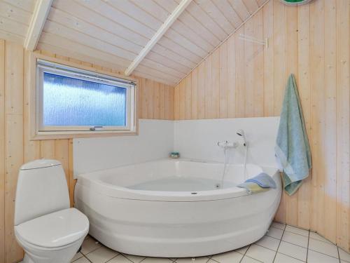 Koupelna v ubytování Holiday Home Gittel - 300m from the sea in Djursland and Mols by Interhome
