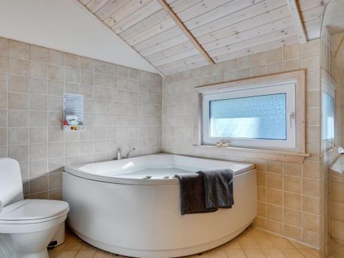 Koupelna v ubytování Holiday Home Merja - all inclusive - 3km from the sea in Djursland and Mols by Interhome