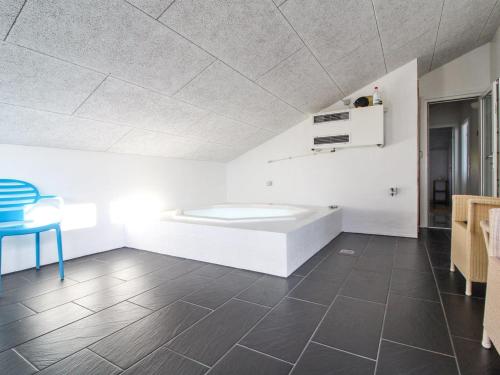 Koupelna v ubytování Holiday Home Guthfast - 200m from the sea in Djursland and Mols by Interhome