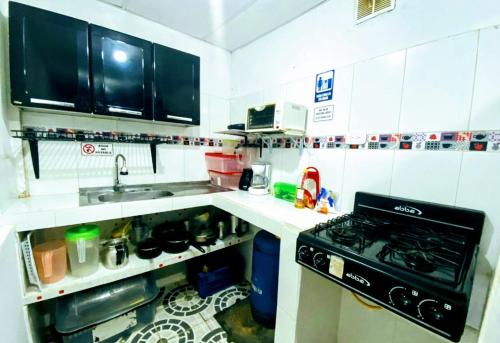 una pequeña cocina con fogones y fregadero en Oasis de Tolú, en Tolú