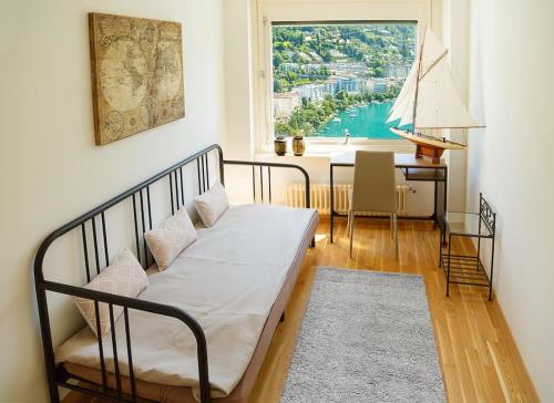 - une chambre avec un lit et une fenêtre avec un voilier dans l'établissement Lake View - Appt Central 2 Bedroom, 1 Bath, à Montreux
