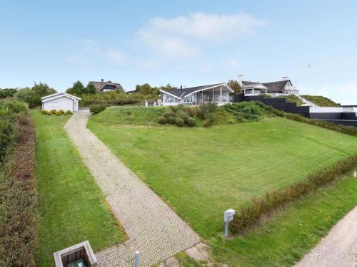 ein großer Rasenhof mit Häusern im Hintergrund in der Unterkunft Holiday Home Eilen - 250m from the sea in Djursland and Mols by Interhome in Ebeltoft