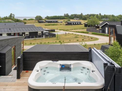 uma banheira de hidromassagem no telhado de uma casa em Holiday Home Eila - 400m from the sea in Djursland and Mols by Interhome em Glesborg