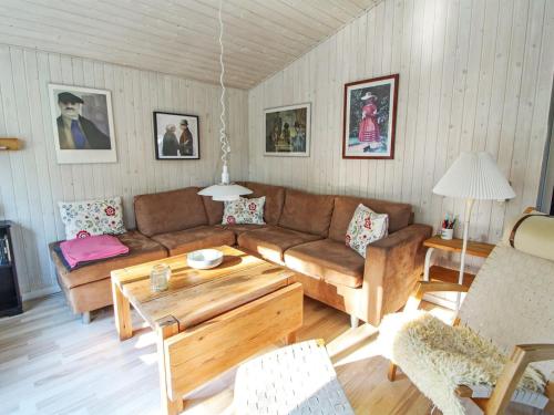 un soggiorno con divano e tavolino da caffè di Holiday Home Axilen - 1km from the sea in Djursland and Mols by Interhome a Grenå