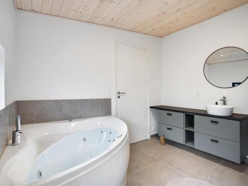Bathroom sa Holiday Home Srebre - all inclusive - 350m from the sea by Interhome