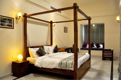 Voodi või voodid majutusasutuse Hotel Raj Bagh Palace toas