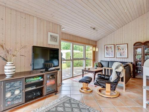 TV a/nebo společenská místnost v ubytování Holiday Home Anselm in SE Jutland by Interhome
