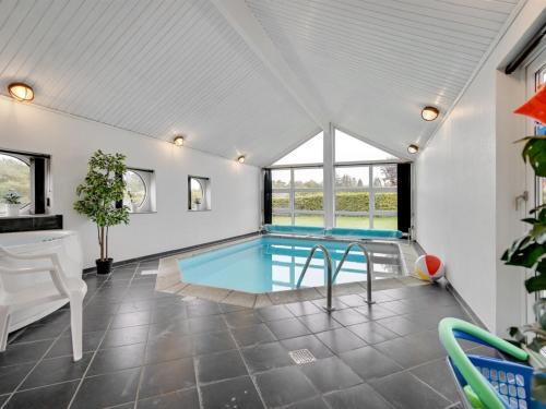Bazén v ubytování Holiday Home Athisl - 800m from the sea in Djursland and Mols by Interhome nebo v jeho okolí