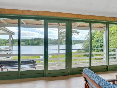 um alpendre com vista para a água em Holiday Home Gertje in SE Jutland by Interhome em Bryrup