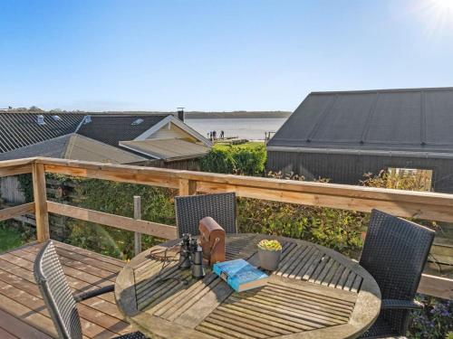 patio con tavolo e sedie su una terrazza di Holiday Home Gudserk - 50m from the sea in Djursland and Mols by Interhome a Rønde