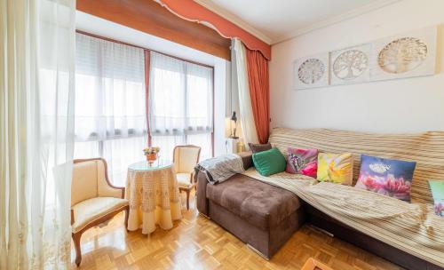 a living room with a couch and a chair at J y L Apartamento in Zamora