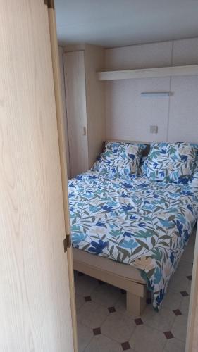 Postel nebo postele na pokoji v ubytování Mobil home