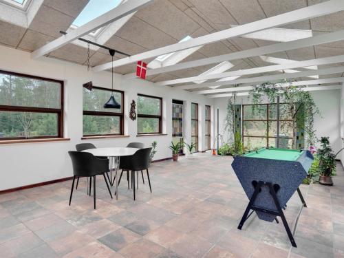 Habitación con mesa de ping pong y sillas. en Holiday Home Toska in SE Jutland by Interhome, en Silkeborg