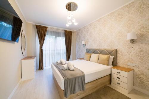Un dormitorio con una cama grande y una ventana en Exclusive Villa City, Beach & Golf, en Alicante