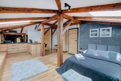 1 dormitorio con 1 cama azul y cocina en VIP Apartamenty en Rzeszów