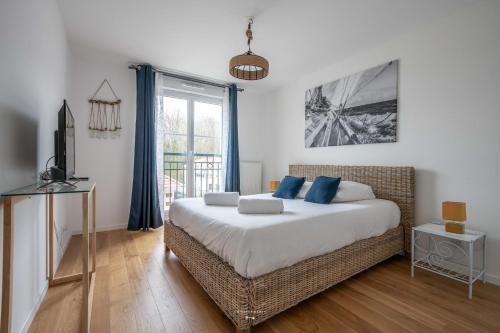 une chambre avec un grand lit et une fenêtre dans l'établissement *Disneyland-Paris* 7pers, Wifi, Netflix, parking, à Montévrain