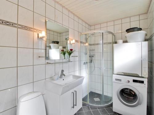 Koupelna v ubytování Holiday Home Zenitha - 300m from the sea by Interhome
