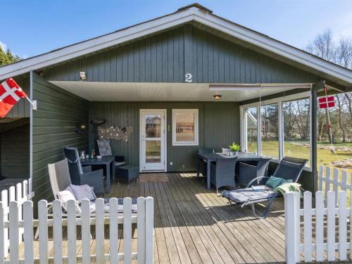 Holiday Home Cordelia - 400m from the sea in NE Jutland by Interhome في سيبي: منزل به سطح خشبي مع طاولة وكراسي