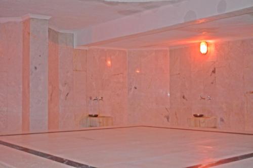 um quarto com paredes cor-de-rosa e dois lavatórios em Clover Magic Park Side Hotel em Side