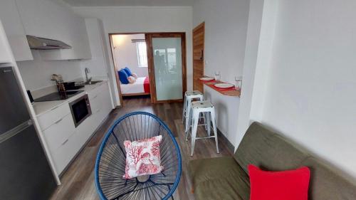 sala de estar con ventilador azul y cocina en Serenity apartments, en Trou aux Biches