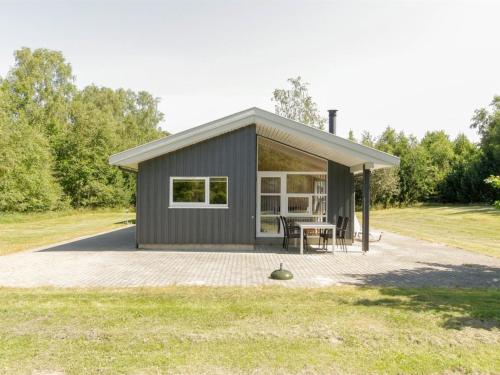 cobertizo pequeño con patio y mesa en Holiday Home Barne - 3km from the sea in NE Jutland by Interhome, en Saeby