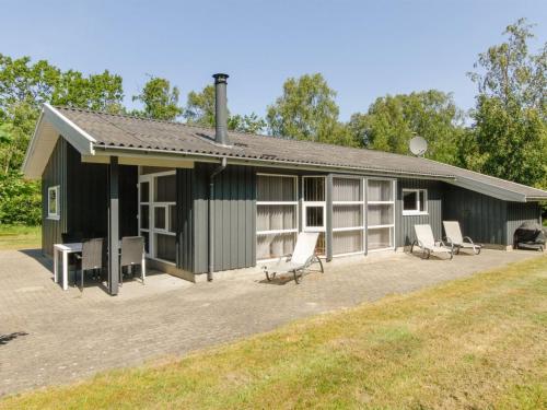 Casa con 2 sillas y patio en Holiday Home Barne - 3km from the sea in NE Jutland by Interhome, en Saeby