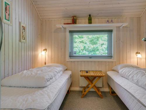 Postel nebo postele na pokoji v ubytování Holiday Home Esaline - 400m from the sea in NE Jutland by Interhome