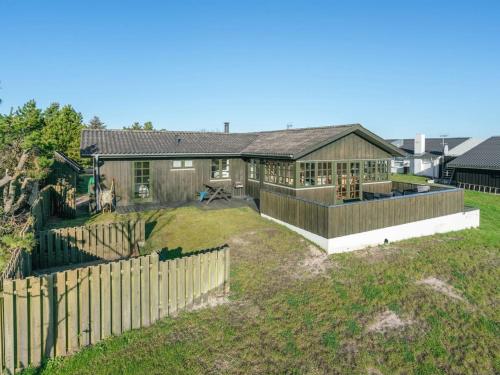 uma casa com uma cerca e um quintal em Holiday Home Annabell - 150m from the sea in NE Jutland by Interhome em Sæby