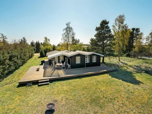 una casita negra en un campo en Holiday Home Blandina - 300m to the inlet in NE Jutland by Interhome en Storvorde