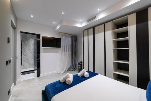 een slaapkamer met een groot bed met handdoeken erop bij Luxury City Centre in Alicante