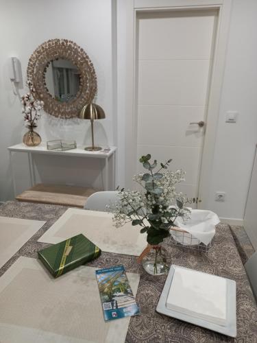 uma sala de estar com uma mesa e um espelho em VigoB Apto en el centro al lado CorteIngles em Vigo